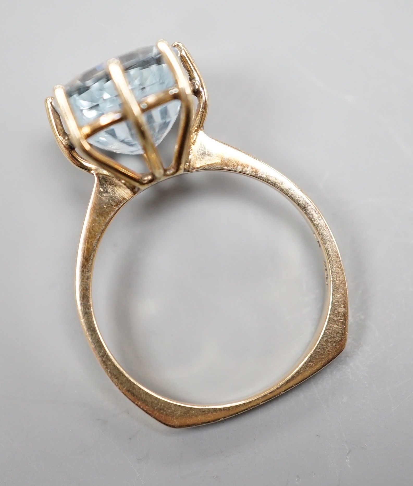 A 9ct gold and oval cut aquamarine set dress ring, size P/Q, gross weight 4.3 grams